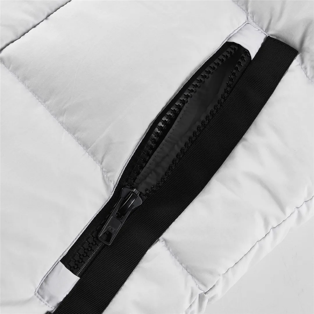 P780 CANADA GOOSE/Canada Goose Junction/3M Reflective Black Label Parker/2602LB Ouyang Nana's same Junction Parker is made of CORDURA@'s super-soft EnduraLuxe fabric, which enhances the durability of easy-to-wear parts, making it lightweight and durable. 360-degree reflective strips on the collar improve visibility in low-light environments. Features a removable hood for easy transition into warmer weather. Removable premium insulated hood can be adjusted both ways Color: Black White Sizes: XS-XXL